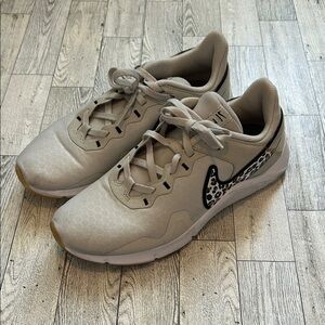 Nike legend essential Sneakers size 8
